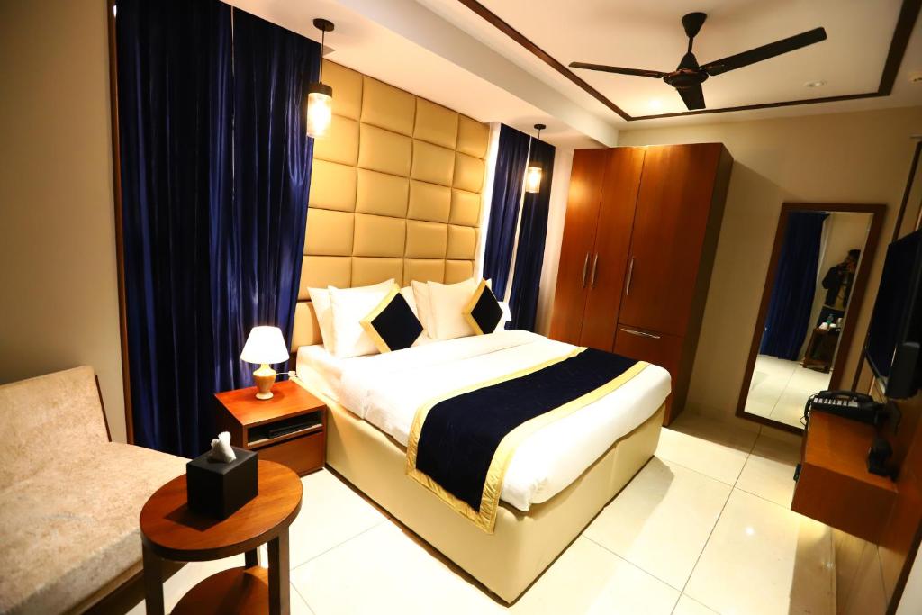 Postel nebo postele na pokoji v ubytování Sanca International Hotel in Patel Nagar Delhi