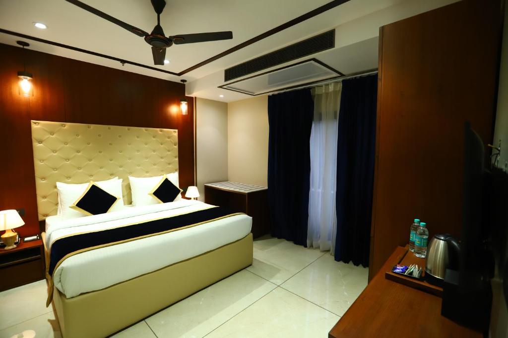 Postel nebo postele na pokoji v ubytování Sanca International Hotel in Patel Nagar Delhi