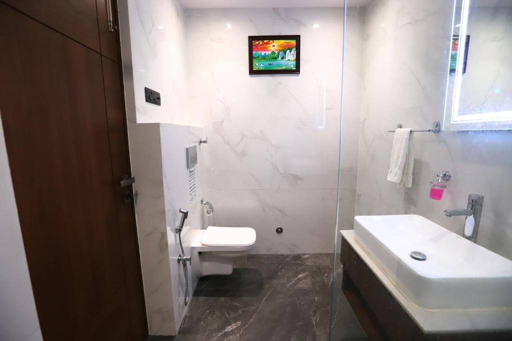 Koupelna v ubytování Sanca International Hotel in Patel Nagar Delhi