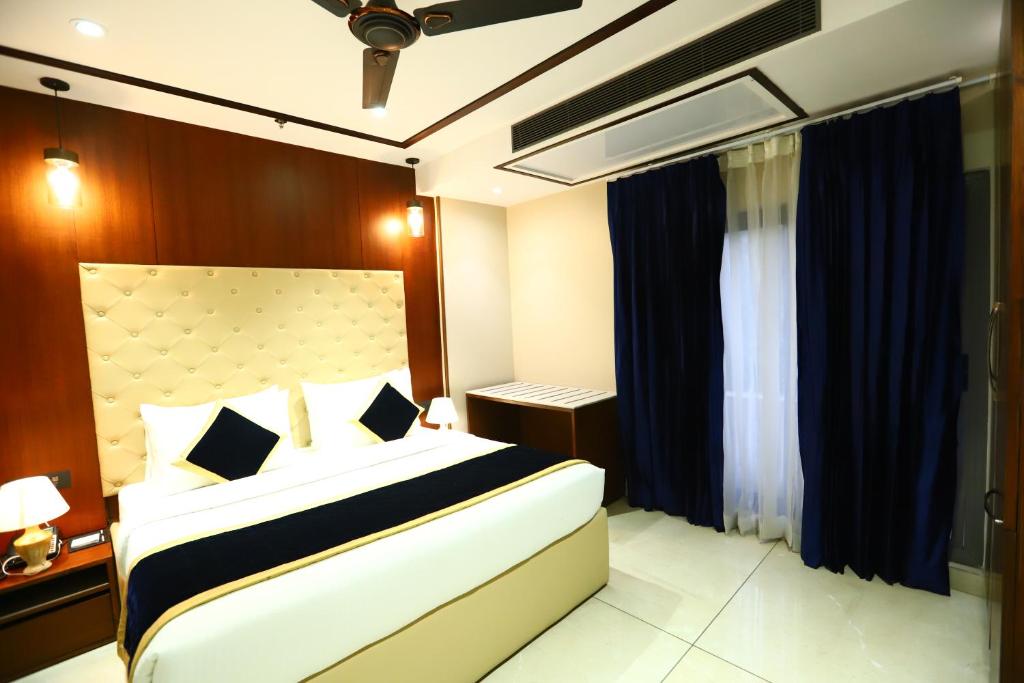 Postel nebo postele na pokoji v ubytování Sanca International Hotel in Patel Nagar Delhi
