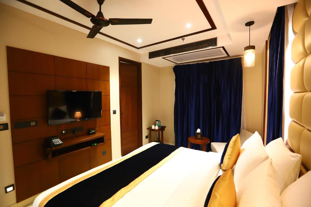 Postel nebo postele na pokoji v ubytování Sanca International Hotel in Patel Nagar Delhi