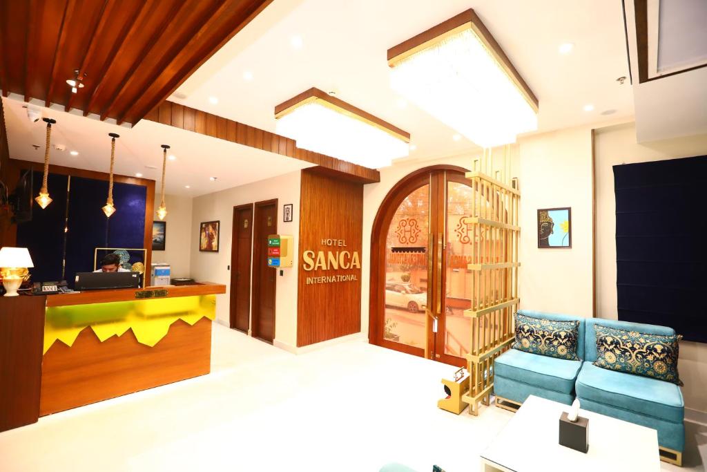 Posezení v ubytování Sanca International Hotel in Patel Nagar Delhi