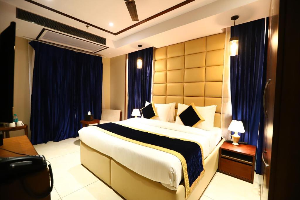 Postel nebo postele na pokoji v ubytování Sanca International Hotel in Patel Nagar Delhi