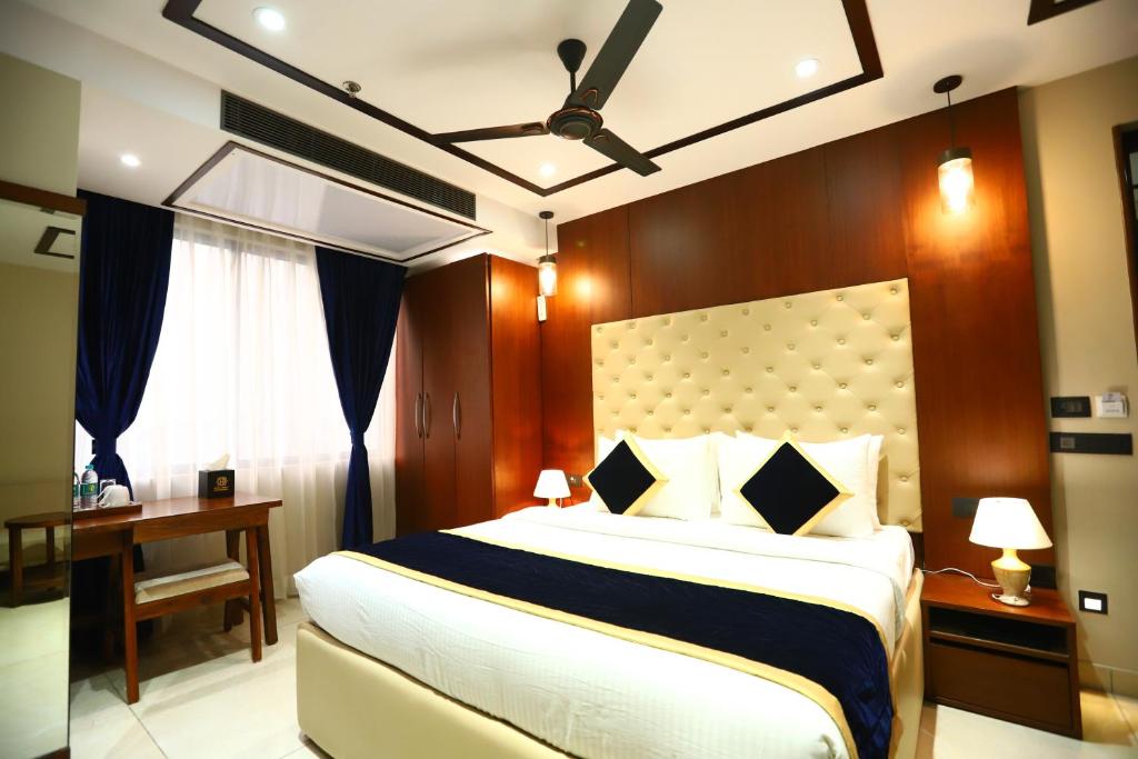 Postel nebo postele na pokoji v ubytování Sanca International Hotel in Patel Nagar Delhi