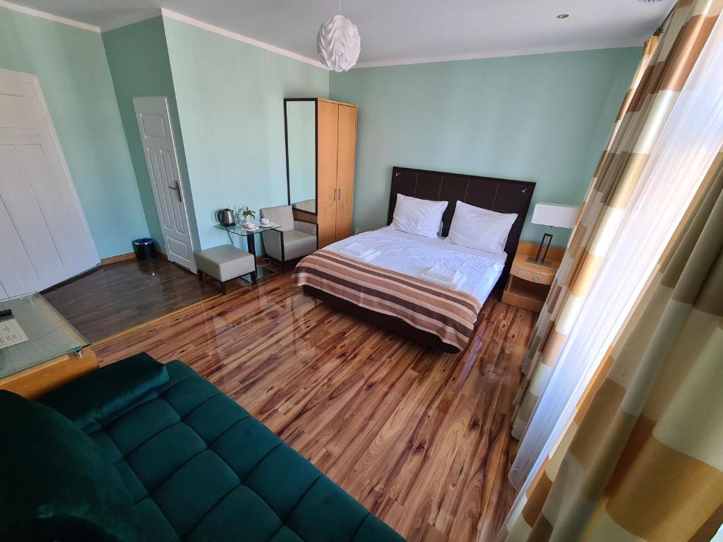 ApartHotel Katowice - Deluxe Rooms with King Beds, City Center, Free Wifi! tesisinde bir odada yatak veya yataklar