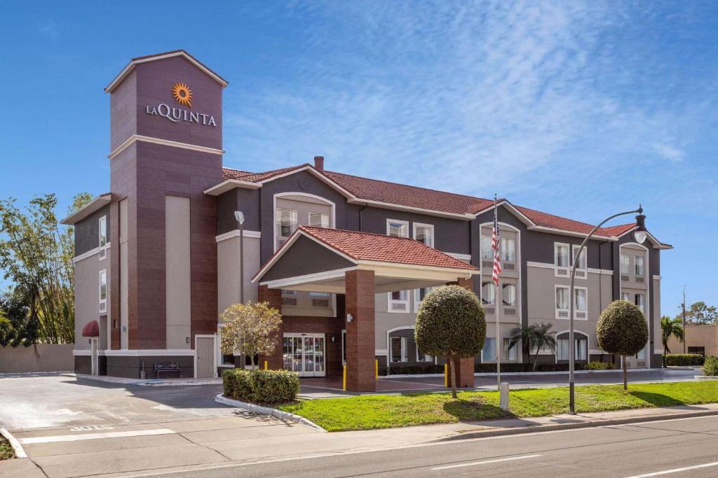 a hotel building with a sign on top of it at La Quinta by Wyndham Tampa Bay Area-Tampa South in Tampa