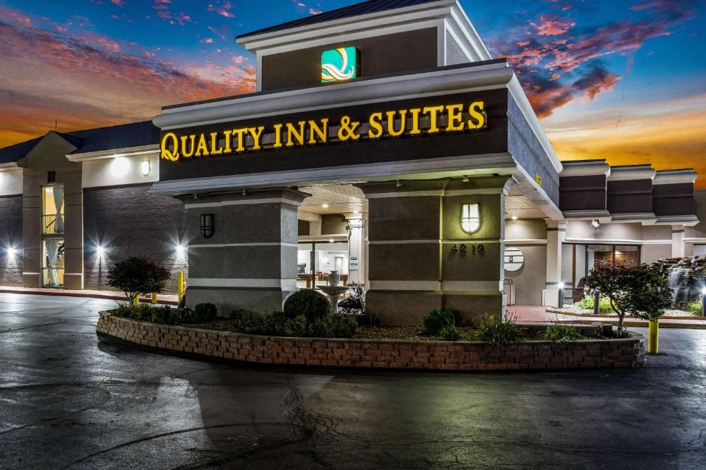 Una posada y suites de calidad firman frente a un edificio en Quality Inn & Suites Kansas City - Independence I-70 East en Independence