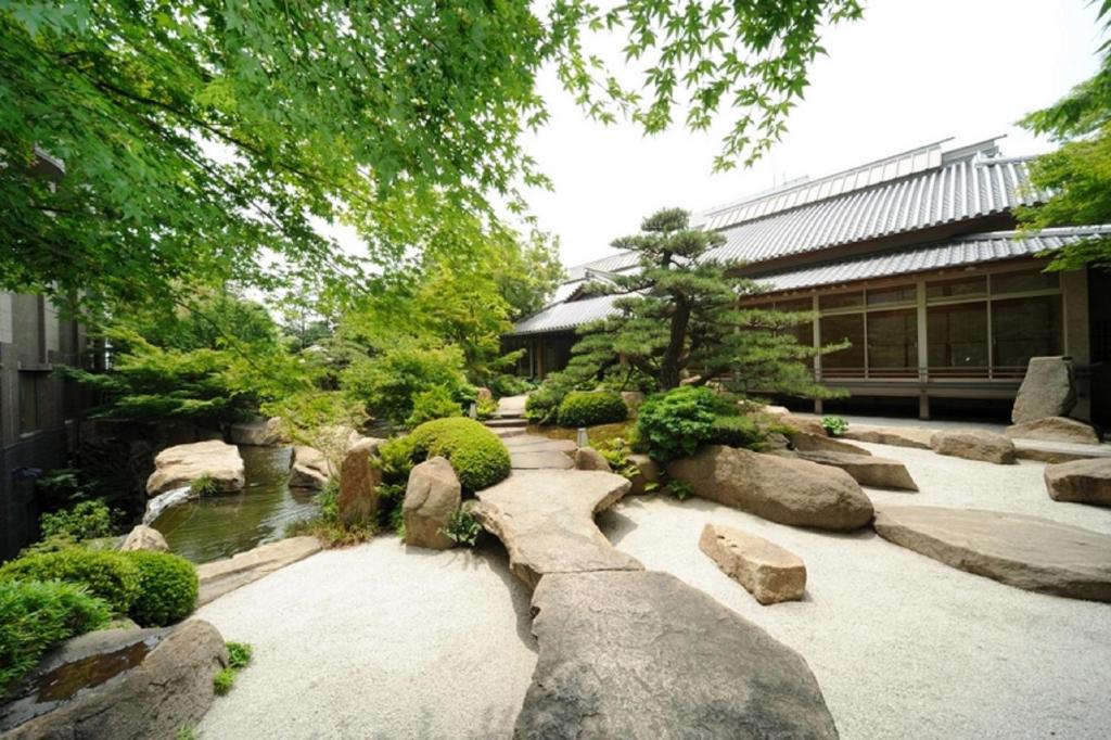 今治市にある今治国際ホテルの建物前の岩の池庭園