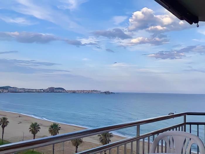 Elle comprend un balcon offrant une vue sur la plage et l'océan. dans l'établissement Apartamento torre valentina frente al mar, à Calonge