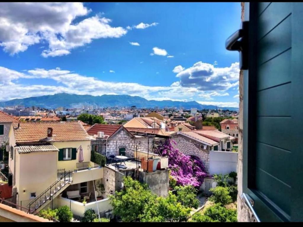 - une vue sur la ville depuis un bâtiment dans l'établissement Apartments Leticia, à Split