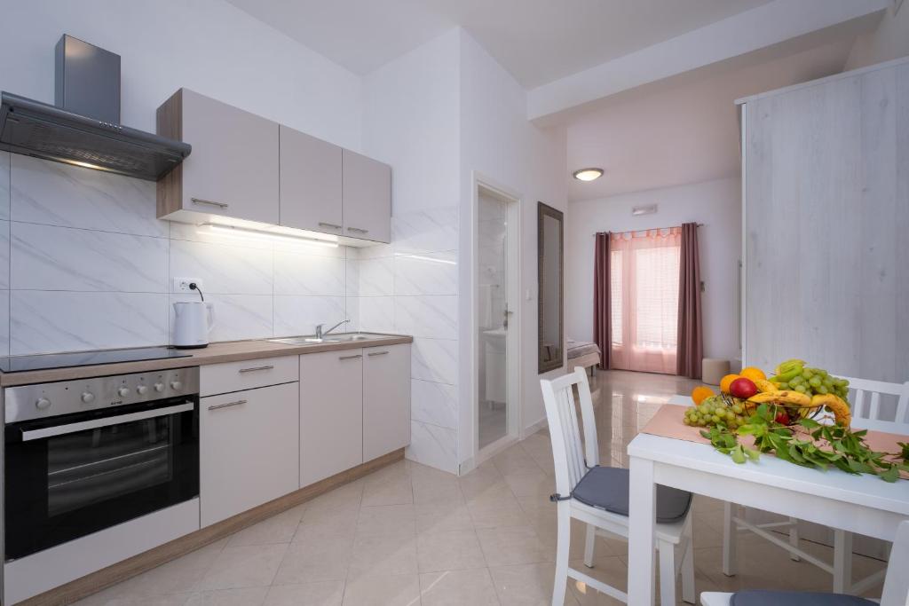 Kuchyňa alebo kuchynka v ubytovaní Studio Apartment Brigita