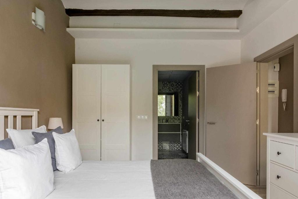 Posteľ alebo postele v izbe v ubytovaní Bonaventura 4 Restored Apartment in Heart of City