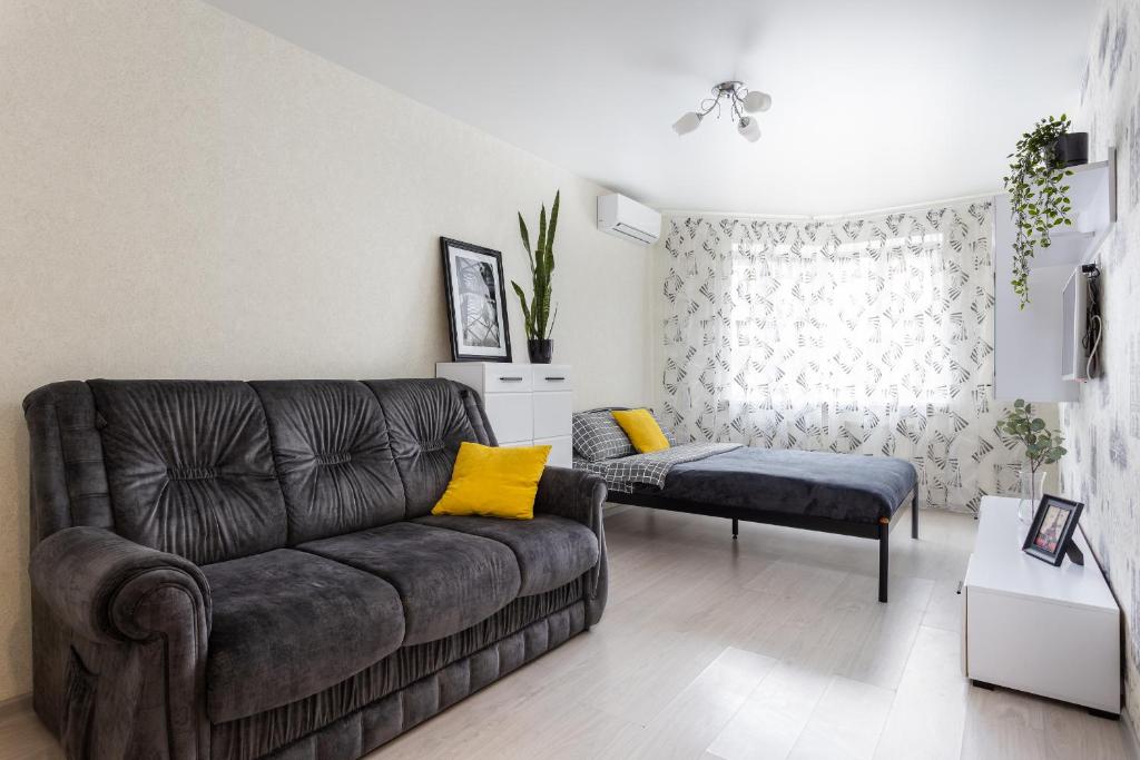 un soggiorno con divano marrone e sedia di 0131 Apartment near Zhulyany airport New complex a Kiev