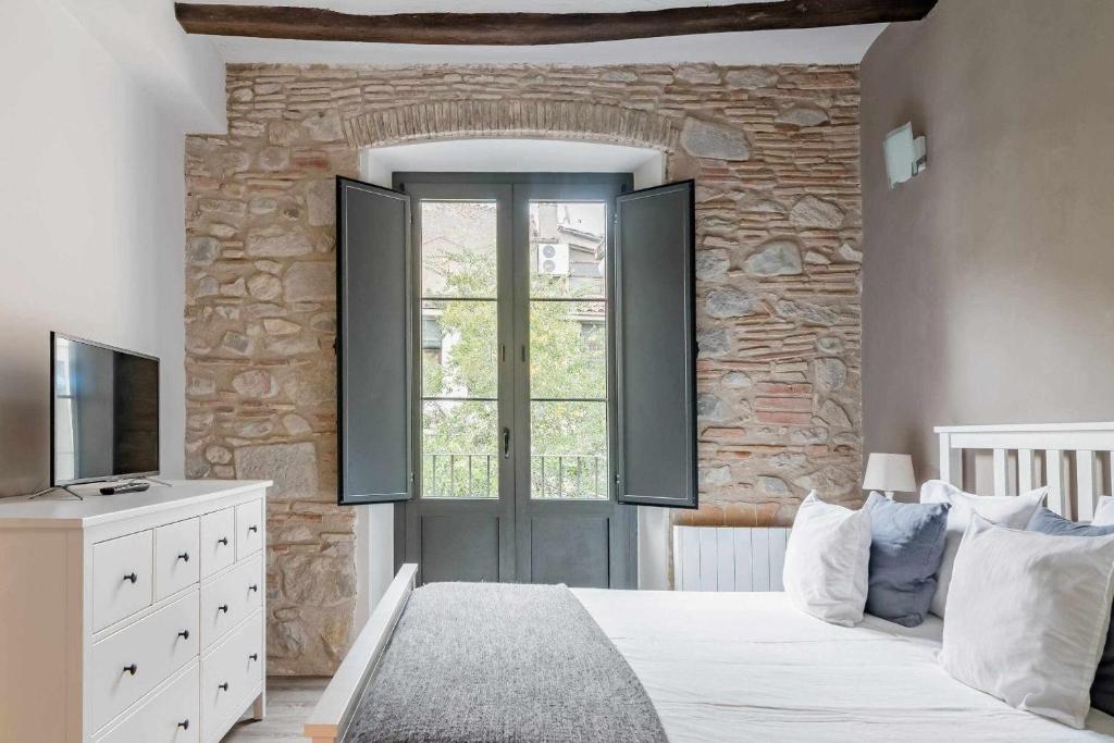 Posteľ alebo postele v izbe v ubytovaní Bonaventura 4 Restored Apartment in Heart of City