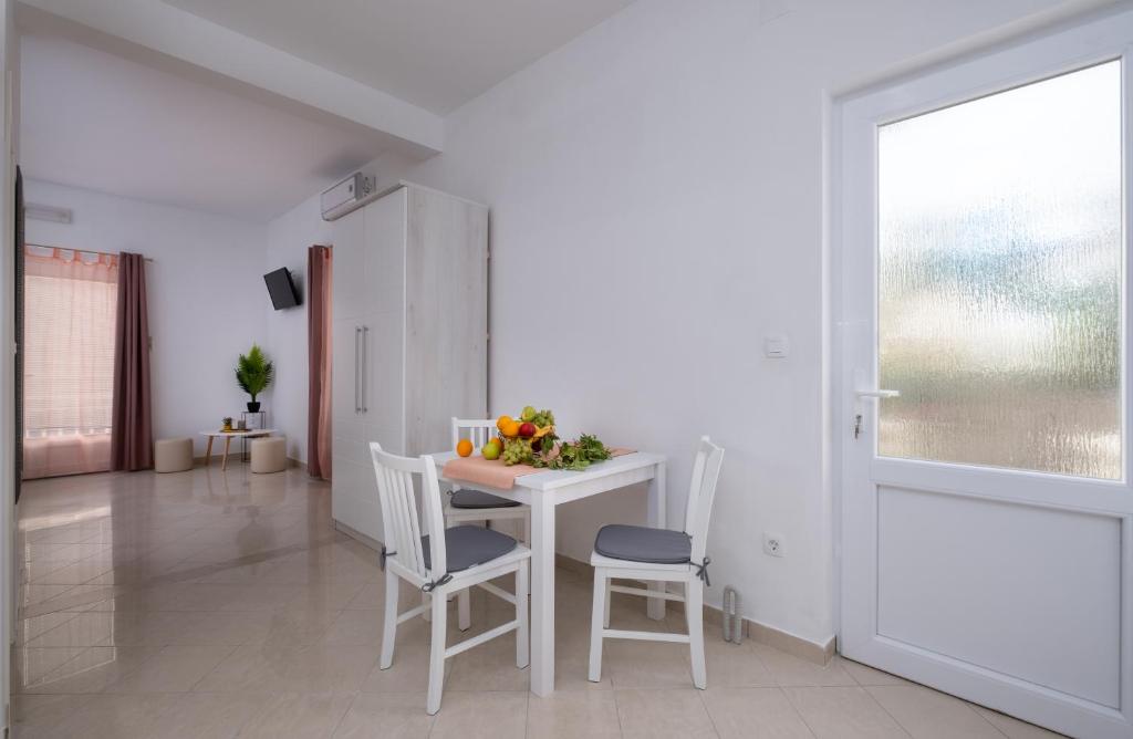 Televízia a/alebo spoločenská miestnosť v ubytovaní Studio Apartment Brigita