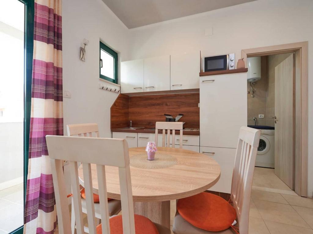 Kuchyň nebo kuchyňský kout v ubytování Apartments Vujina