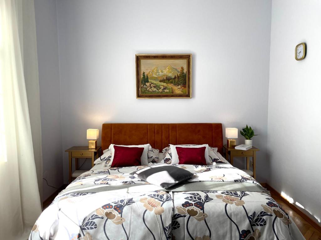 um quarto com uma cama com um quadro na parede em Art Pension dans le Parc em Banská Bystrica