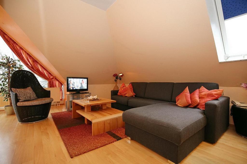 - un salon avec un canapé et une table dans l'établissement Residenz Seestern Wohnung 49, à Boltenhagen