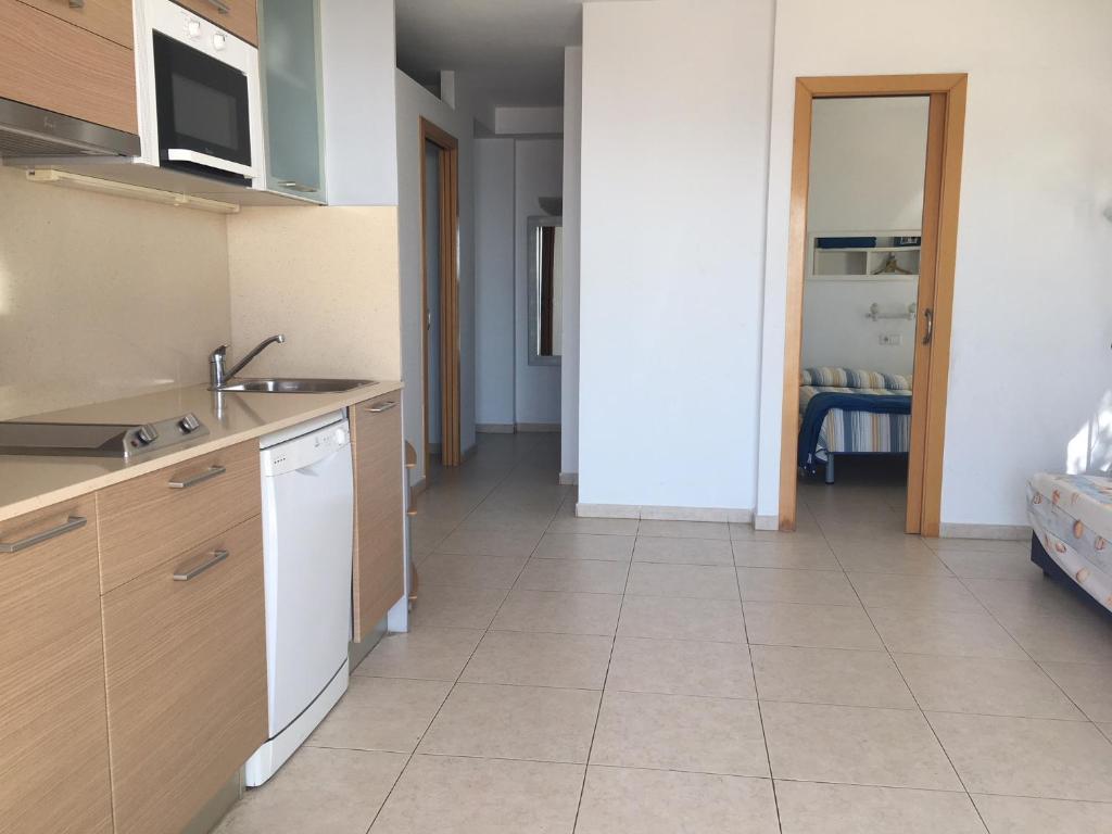 Kuchyň nebo kuchyňský kout v ubytování Apartaments Les Roques
