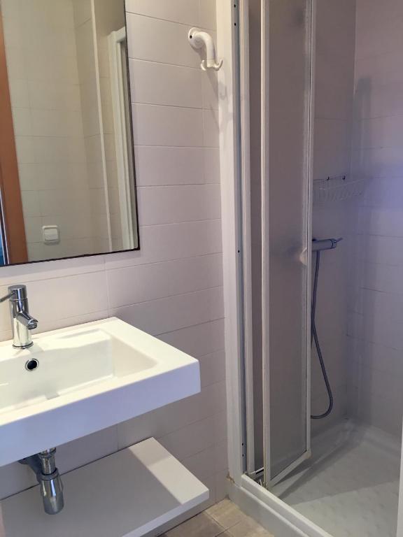Koupelna v ubytování Apartaments Les Roques