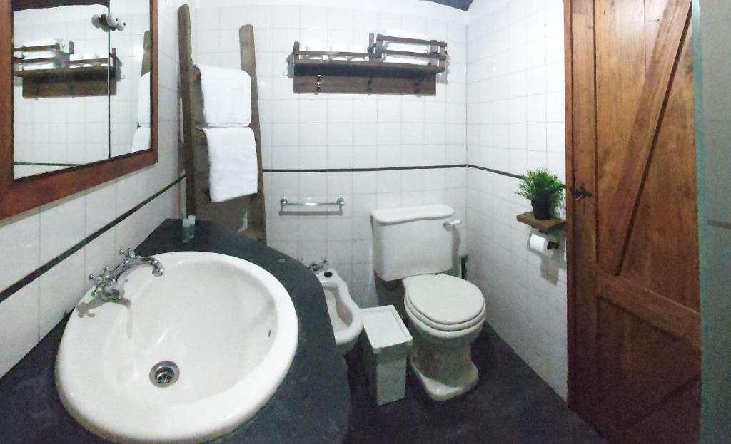 A bathroom at Casa da Arvore - Paradinha