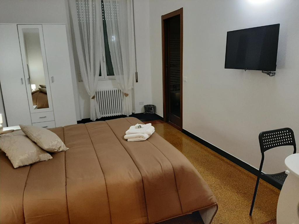 Postel nebo postele na pokoji v ubytování LA LANTERNA DI ANGELO rent rooms and apartments free parking on the street front