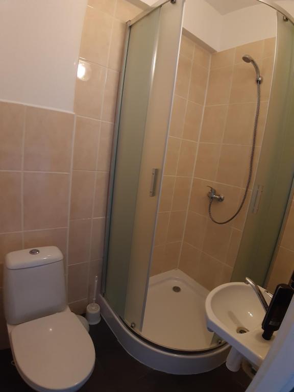 Łazienka w obiekcie Hotelak Martinov