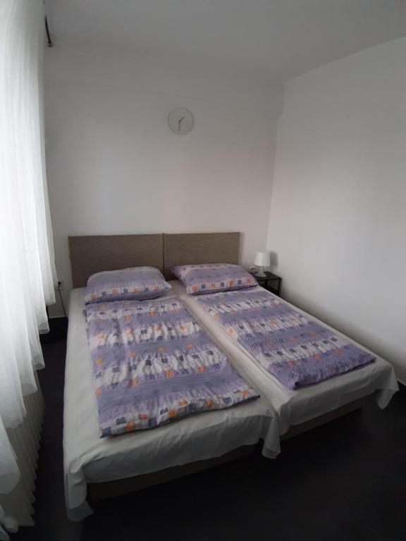 Łóżko lub łóżka w pokoju w obiekcie Hotelak Martinov