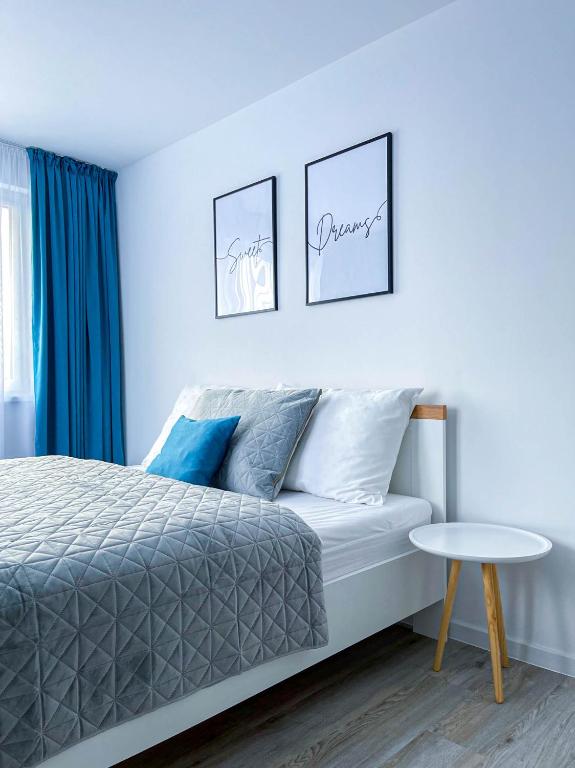 Posteľ alebo postele v izbe v ubytovaní LAWIS Apartments