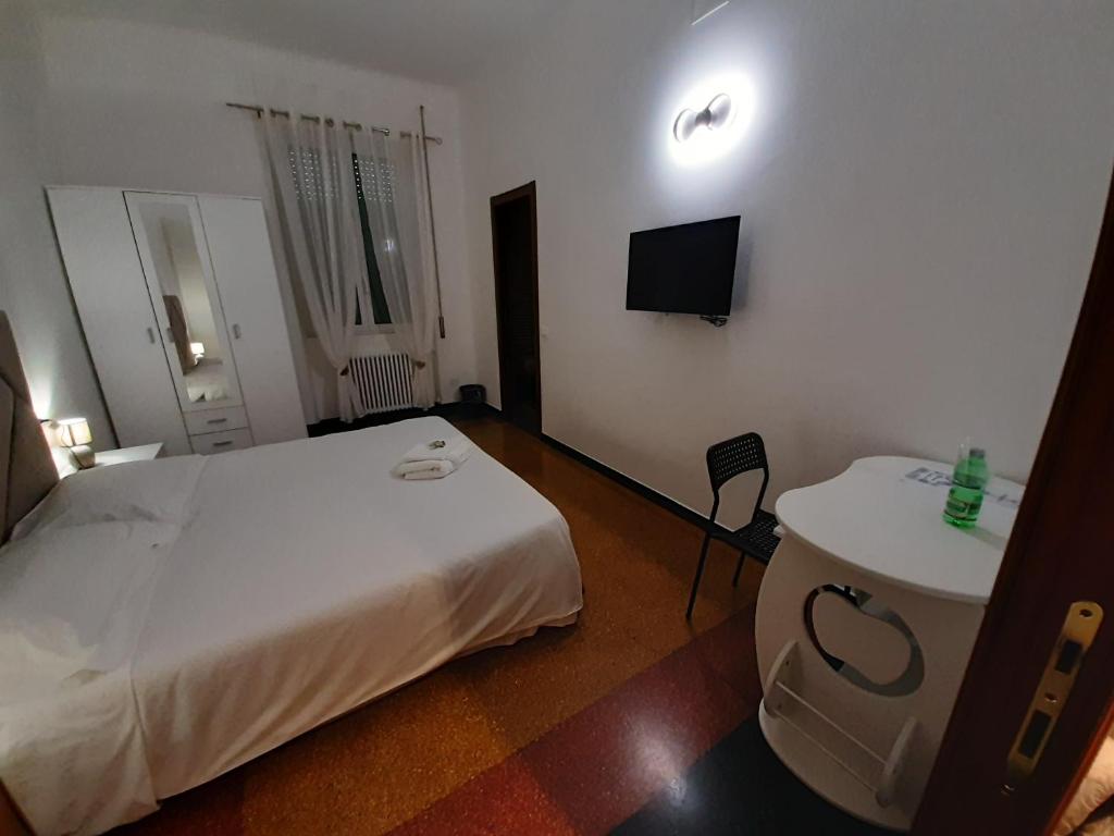 Postel nebo postele na pokoji v ubytování LA LANTERNA DI ANGELO rent rooms and apartments free parking on the street front