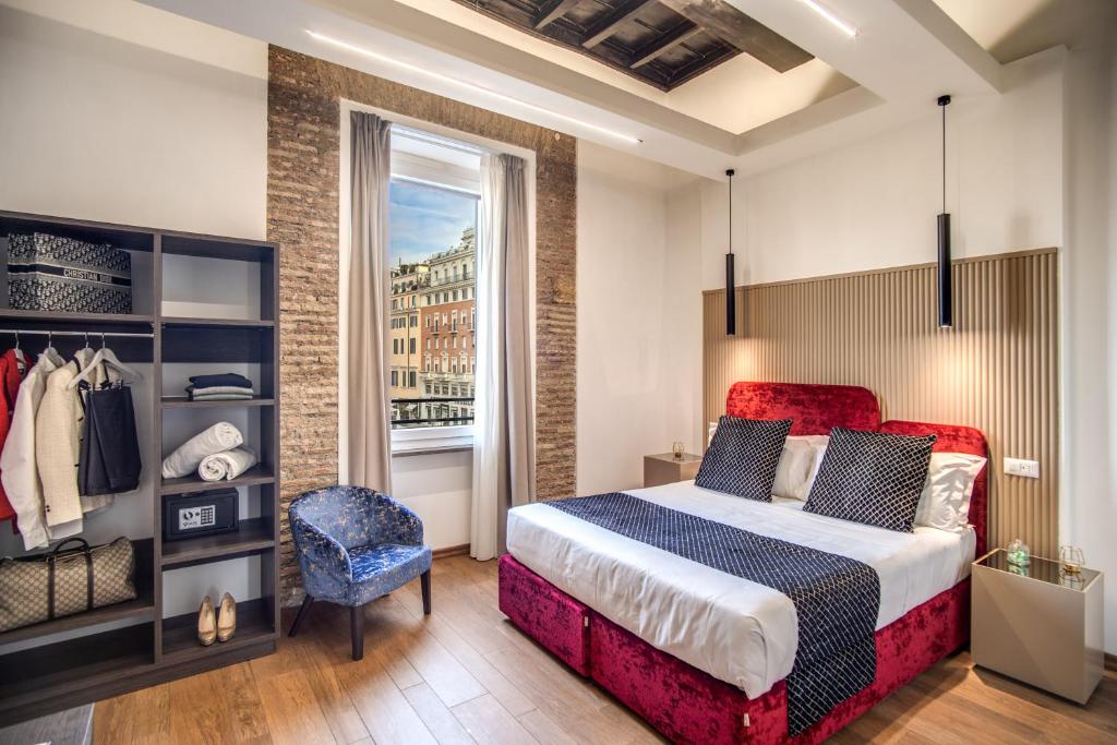 una camera con un grande letto e una finestra di Little Queen Suite a Roma