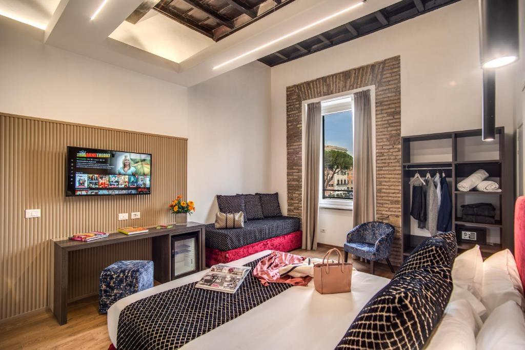 un soggiorno con un divano e una TV di Little Queen Suite a Roma