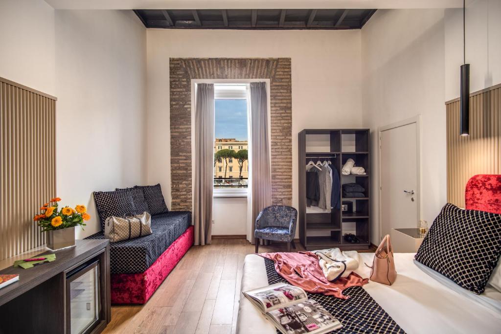 Little Queen Suite - Superior Triple Room With View