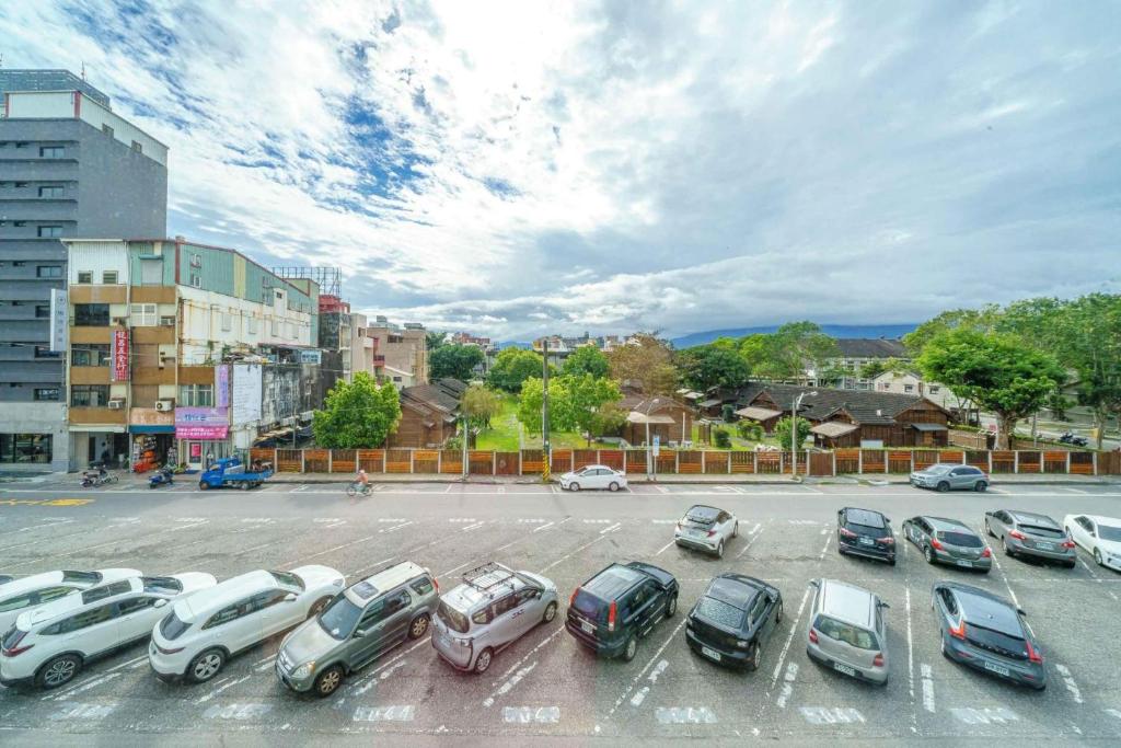 a parking lot with a bunch of cars parked at 東風雅舍 in Hualien City