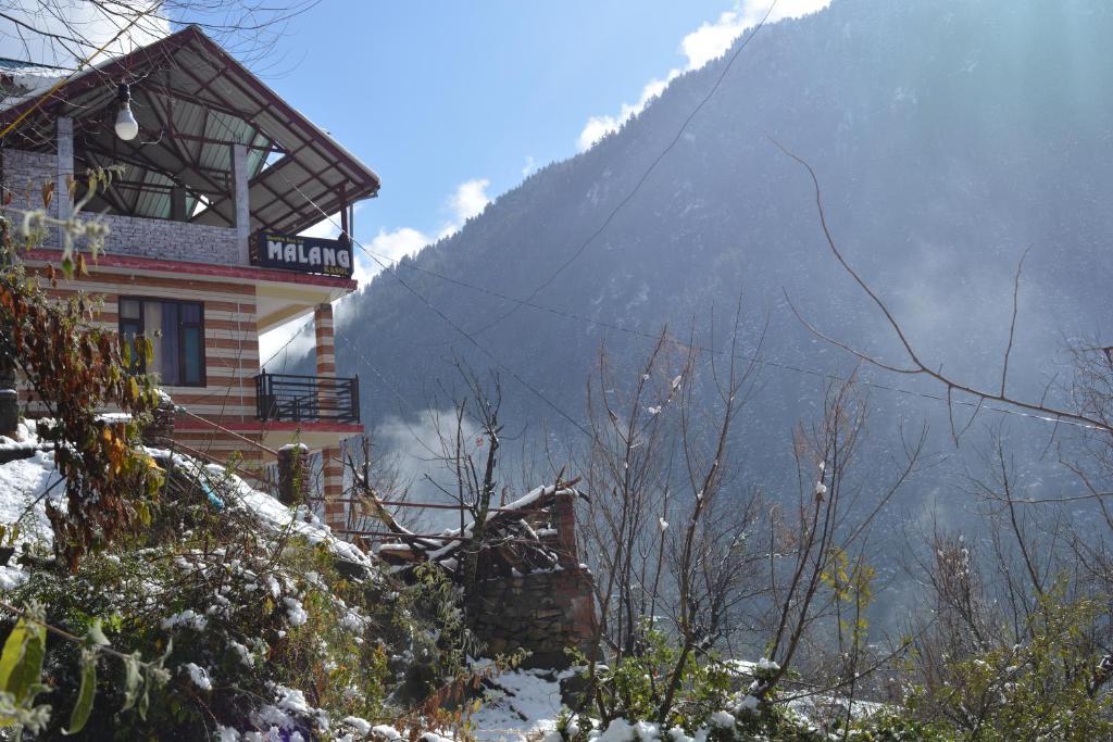 un rifugio da sci con una montagna innevata sullo sfondo di Malang Kasol a Kasol