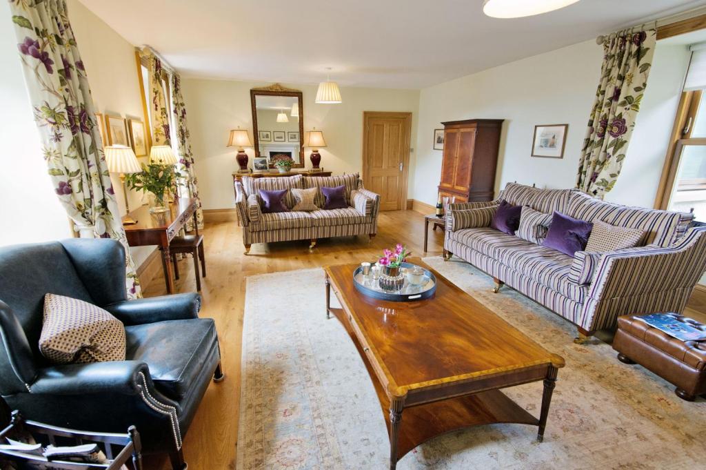 Sala de estar con sofás y mesa de centro en Albion House- Highlands en Lybster