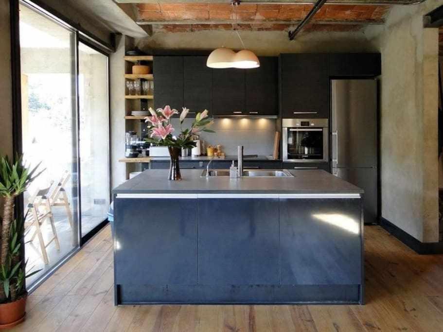 una cocina con una gran isla azul en una habitación en Sleep y Stay Artistico Loft Sant Daniel, en Girona