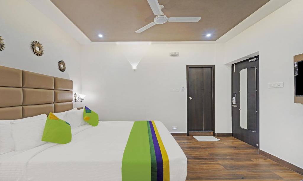 Postel nebo postele na pokoji v ubytování Treebo Premium Raffis' Andalusia Bay Way