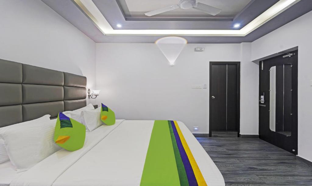Postel nebo postele na pokoji v ubytování Treebo Premium Raffis' Andalusia Bay Way