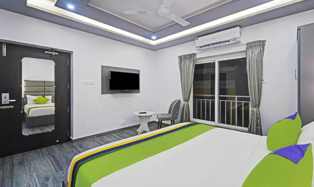 Postel nebo postele na pokoji v ubytování Treebo Premium Raffis' Andalusia Bay Way