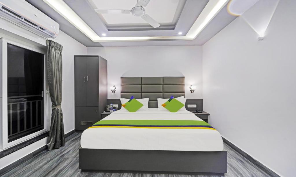 Postel nebo postele na pokoji v ubytování Treebo Premium Raffis' Andalusia Bay Way