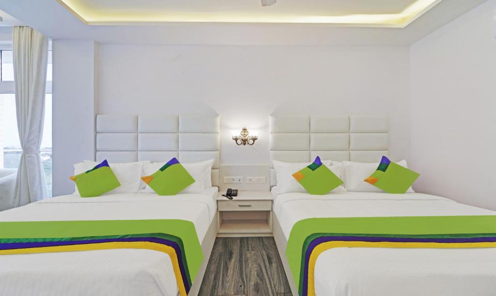 Postel nebo postele na pokoji v ubytování Treebo Premium Raffis' Andalusia Bay Way
