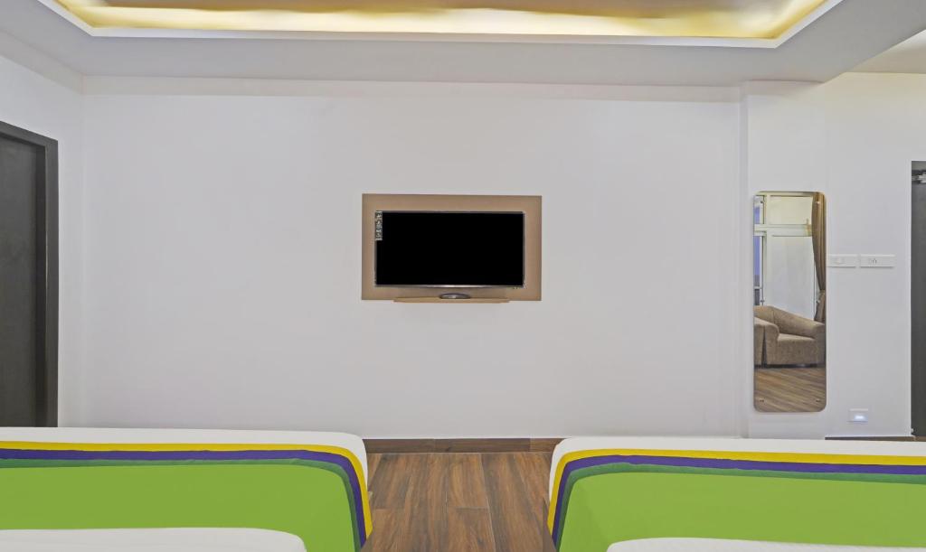 TV a/nebo společenská místnost v ubytování Treebo Premium Raffis' Andalusia Bay Way