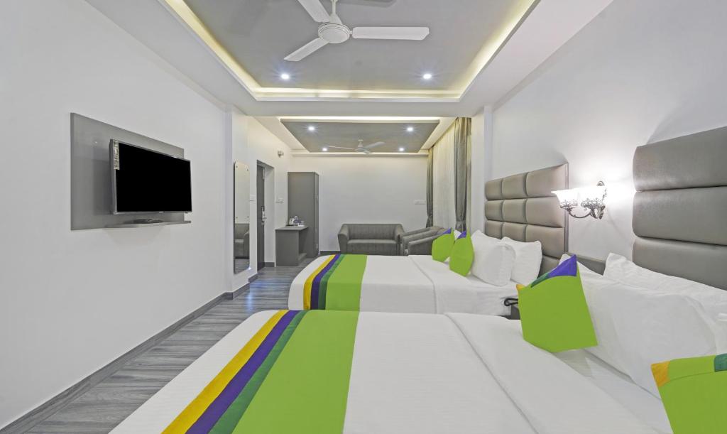 TV a/nebo společenská místnost v ubytování Treebo Premium Raffis' Andalusia Bay Way