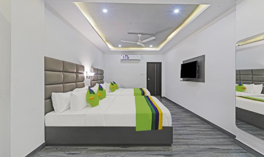 Postel nebo postele na pokoji v ubytování Treebo Premium Raffis' Andalusia Bay Way