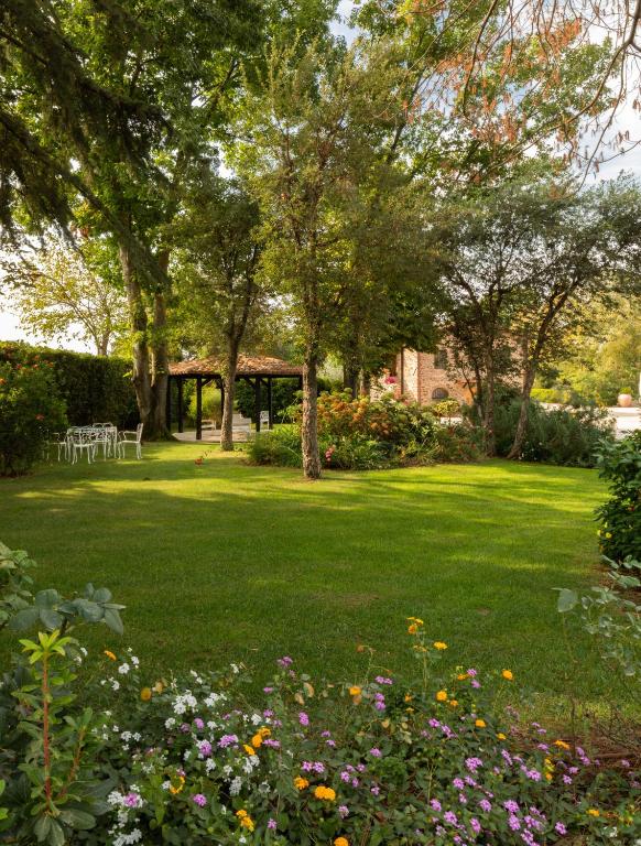 Zahrada ubytování Antico Borgo Molino 7cento vicino ai Giardini di Ninfa