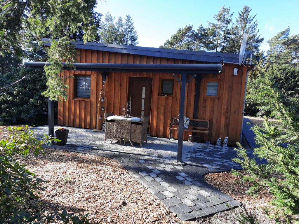 Cabaña de madera con patio enfrente en Ferienhaus Leon mit Sauna, en Rehburg-Loccum