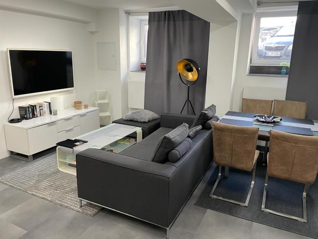 ein Wohnzimmer mit einem Sofa und einem Tisch in der Unterkunft Kastanienallee 7 in Hamburg