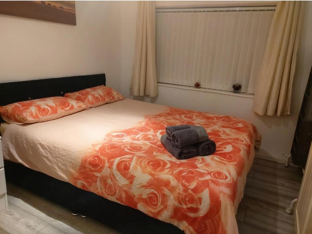 una bolsa sentada en una cama en un dormitorio en Amazing Double Liverpool en Liverpool