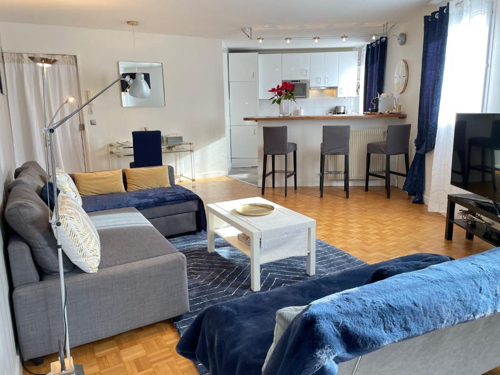 sala de estar con sofá y mesa en Blue Haven Sèvres en Sèvres